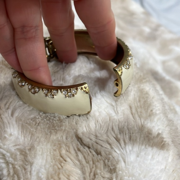 White/cream enamel bracelet with crystals. - Picture 4 of 7